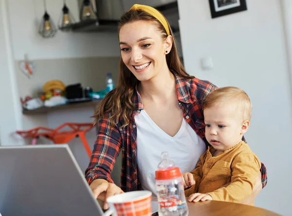 Mãe Seu Filho Bebê Trabalhando Laptop Juntos Casa — Fotografia de Stock