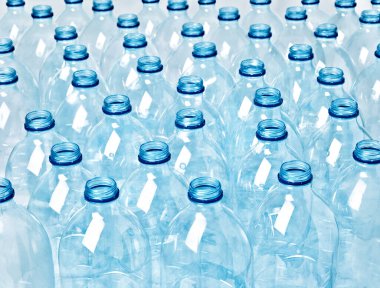 Boş plastik şişeleri kapat