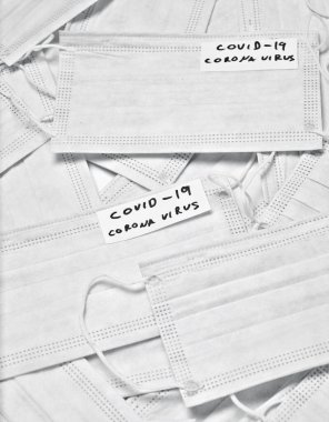 Beyaz arkaplandaki koruyucu maskeyi kapat