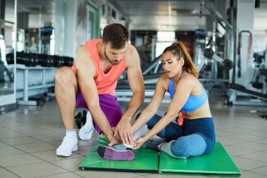 Spor salonunda kişisel antrenörü olan sporcu bir kadın. Spor kadını bacağından yaralandı.