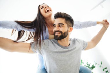 Evde birlikte güzel bir genç çiftin portresi.