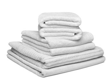 Beyaz arka plandaki bir yığın beyaz havlunun banyosunu kapat.