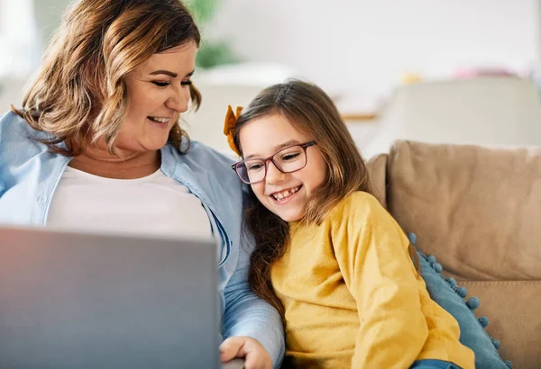 Anne Kız Evde Dizüstü Bilgisayarla Eğleniyorlar — Stok fotoğraf