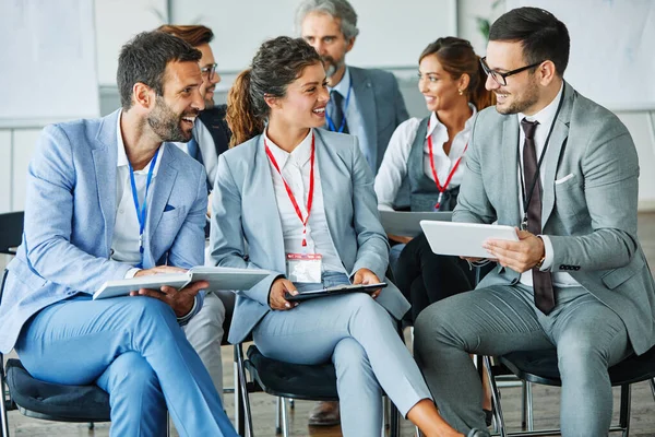 Een Portret Van Een Jong Zakelijk Publiek Tijdens Een Bijeenkomst — Stockfoto