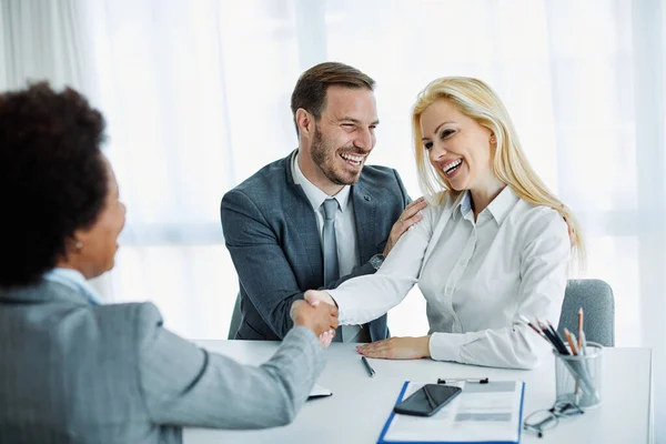 Real Estate Agent Couple Shaking Hands Closing Deal — Stock Photo, Image