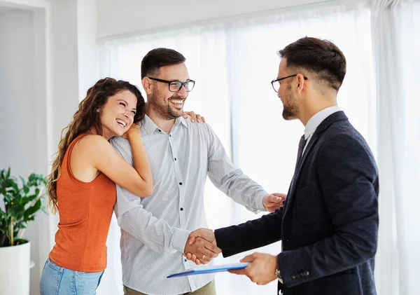 Young Happy Couple Agent New Property — Stock Photo, Image