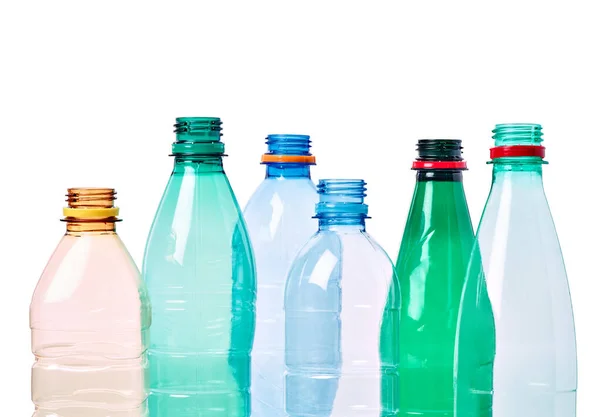 Пластиковая бутылка пустой прозрачный контейнер для переработки воды окружающей среды пить мусорный напиток — стоковое фото