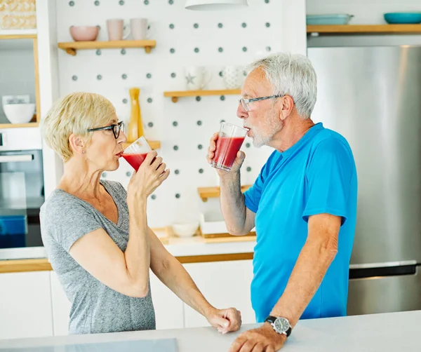 Hombre mujer pareja sénior comida saludable desayuno retiro jugo ejercicio entrenamiento deporte fitness descanso feliz Imágenes De Stock Sin Royalties Gratis