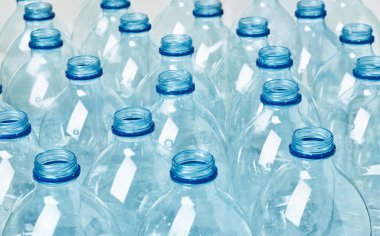 Plastik şişe boş şeffaf geri dönüşüm konteynırı su çevresi çöp içeceği