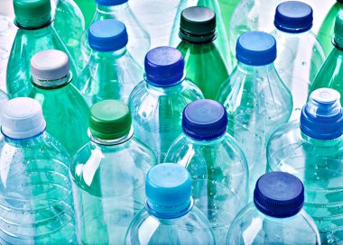 Plastik şişe boş şeffaf geri dönüşüm konteynırı su çevresi çöp içeceği