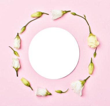 Yaprak çiçeği tebrik kartı not kağıttan çerçeve arkaplan düz çiçek deseni davetkar bahar yeşil yatıyordu