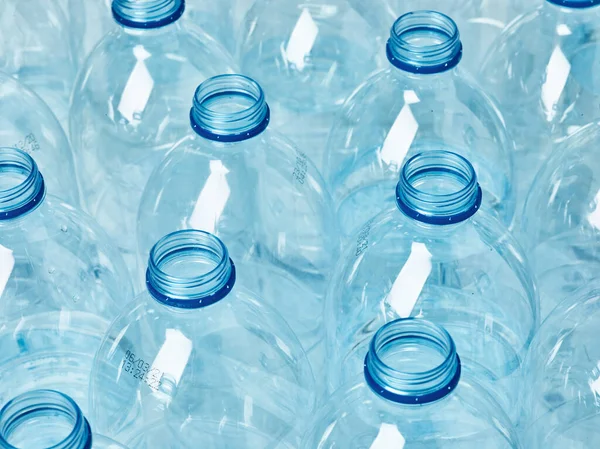 塑料瓶空的透明回收容器水环境喝垃圾饮料 — 图库照片