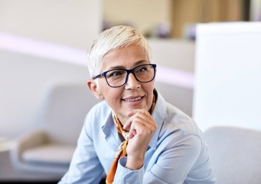 Üst düzey işçiler ofis iletişimini konuşuyor.