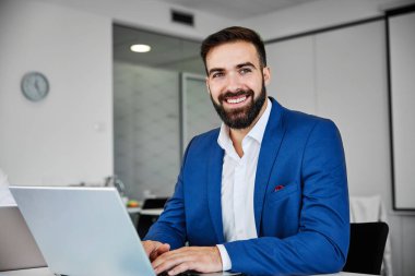 İş adamı ofis masaüstü bilgisayar işi.