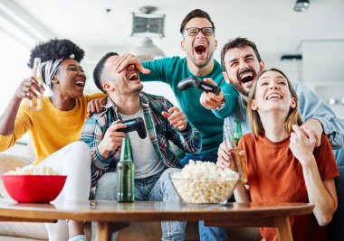 arkadaş bira partisi video oyunları oyun joystick mutlu