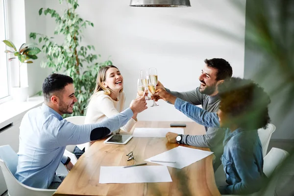 Champanhe tost celebração sucesso empresários escritório — Fotografia de Stock