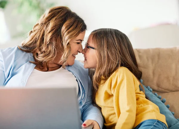 Çocuk kızı anne aile çocuk çocukluğu oynamaktan mutlu — Stok fotoğraf