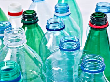 Plastik şişe su kabı geri dönüşüm atığı çevresi boş içecek
