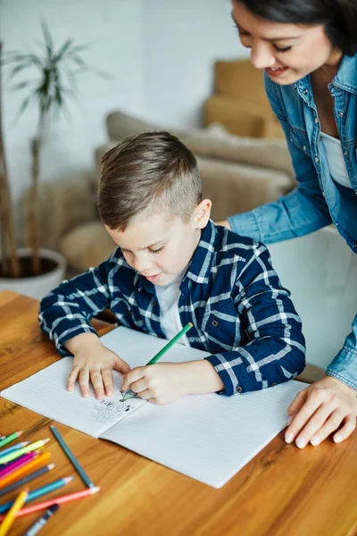 Tarea enseñanza educación madre hijos hijo familia niño maestro aula — Foto de Stock