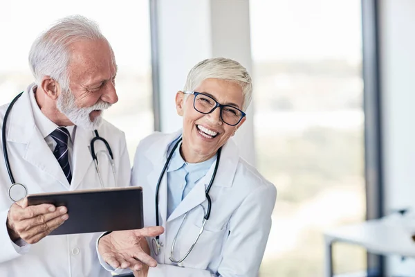 Médico conversación senior hospital atención médica medicina — Foto de Stock