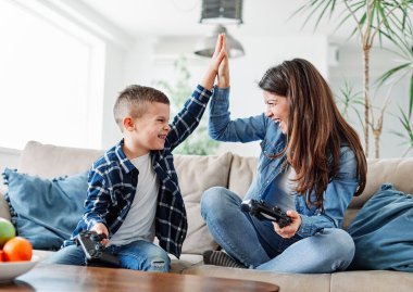 Çocuk, oğul, anne, aile çocuk oyuncağı oynamaktan mutlu.