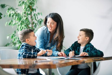 Ödev eğitimi anne çocukları oğul çocukluk eğitimi