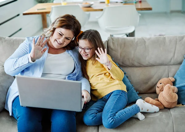 Laptop chamada de vídeo computador conversando mãe filhos filha menina família infância internet — Fotografia de Stock