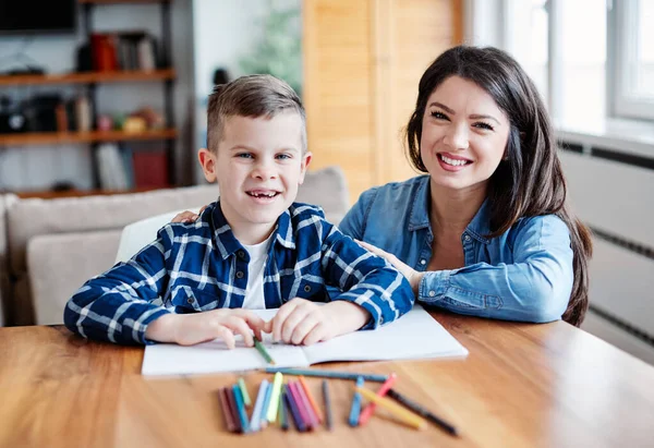 Lição de casa ensino educação mãe filhos filho família infância — Fotografia de Stock