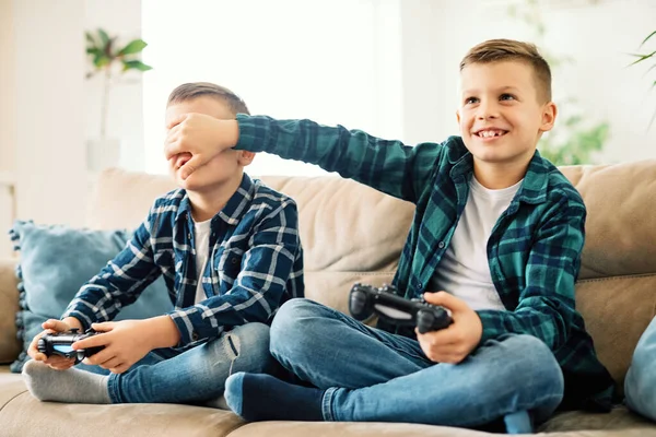 어린 형제 친구가 재미있게 콘솔웃으면서 행복 한 아이 컨트롤러 게임을 하는 모습 — 스톡 사진