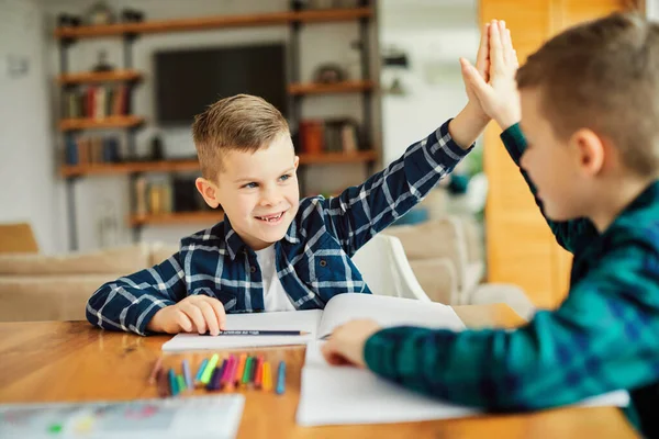 Niño niño tarea escuela educación aula estudio infancia hogar niño estudiante alta cinco —  Fotos de Stock