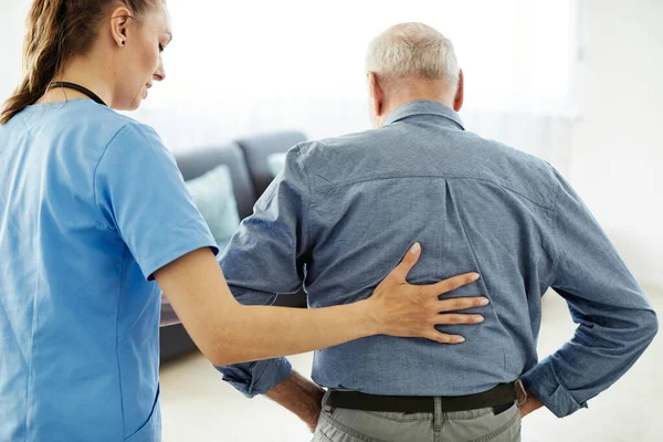 Enfermera médico cuidado de personas mayores cuidador ayuda asistencia retiro hospital enfermería anciano hombre —  Fotos de Stock