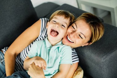 Çocuk, oğul, anne, mutlu çocuk, çocukluk anne, neşeli, güler yüzlü küçük kadın.