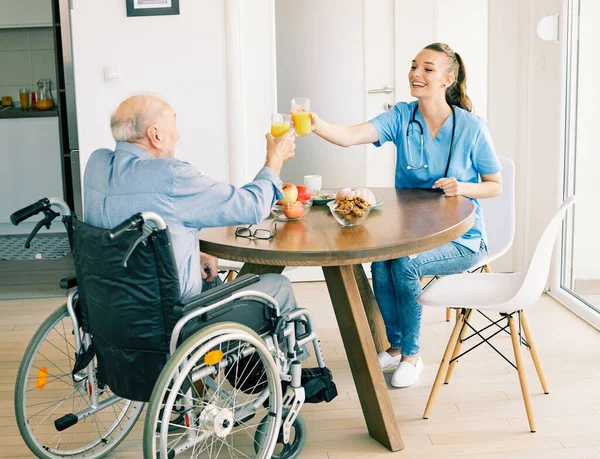 Enfermeiro médico cuidador de cuidados sênior ajuda assistência cadeira de rodas aposentadoria lar enfermagem homem idoso — Fotografia de Stock