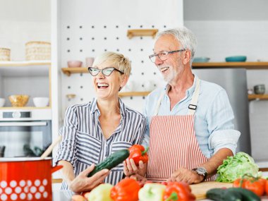 Aşk mutfağı son sınıf erkek çift evde emeklilik mutlu yemek gülümseyen koca eş birlikte kişi