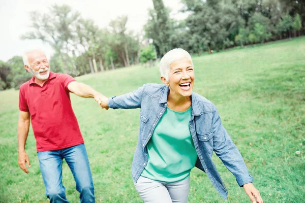 Пожилая пара счастливые пожилые любят вместе пенсионный образ жизни улыбаясь мужчина женщина зрелое веселье — стоковое фото