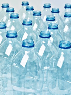 Plastik şişe boş şeffaf geri dönüşüm konteynırı su çevresi çöp içeceği