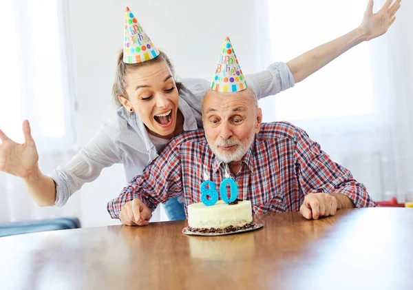 Senior muž narozeniny oslava dort party šťastný dcera vnučka rodina — Stock fotografie