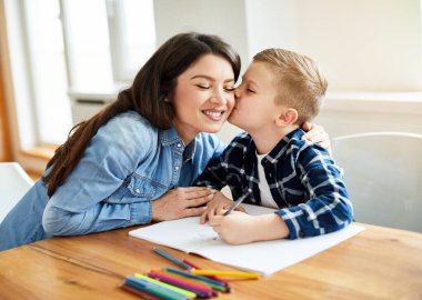 Ev ödevi, çocuğa portre eğitimi, anneye çocuk, çocuğa aile eğitimi.