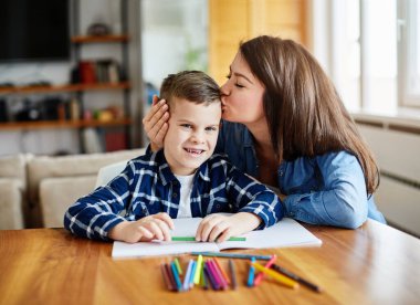 Ev ödevi, çocuğa portre eğitimi, anneye çocuk, çocuğa aile eğitimi.