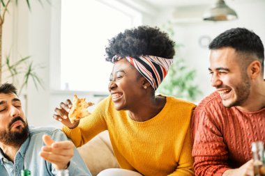 parti pizzası gençler arkadaşlar eğleniyor