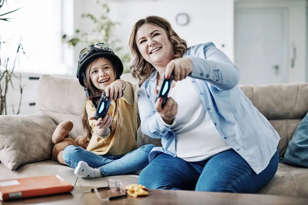Çocuk kızı anne aile çocukluk konsolu oynamaktan mutlu — Stok fotoğraf