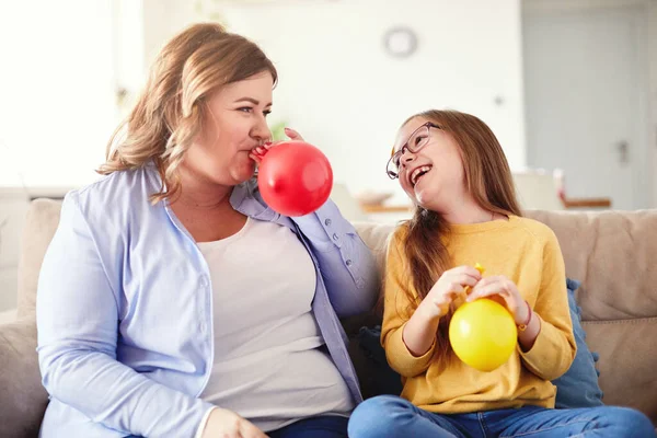 Çocuk kızı anne balonu aile üfleme mutlu çocuk çocukluk oynuyor — Stok fotoğraf