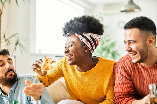 parti pizzası gençler arkadaşlar eğleniyor