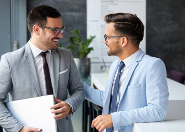 İş adamı portresi kurumsal toplantı tableti