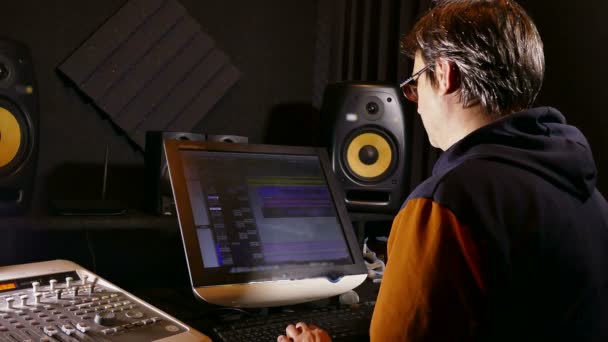 Sound man designer nel suo studio di registrazione - tracking shot — Video Stock