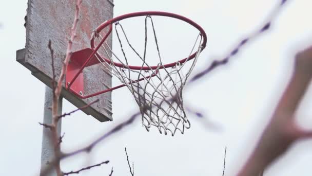 Old basketball hoop on the street with a grid — Stock Video