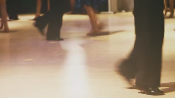 Barnen går på scenen dansar publiken sällskapsdans fötter konsert — Stockvideo