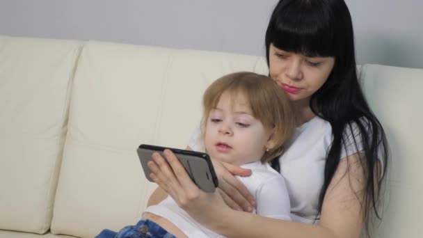 dívka maminka a holčička dcera surfuje na stránce on-line na smartphone. matka a dítě dcera sledování životního stylu on-line nakupování v obchodě