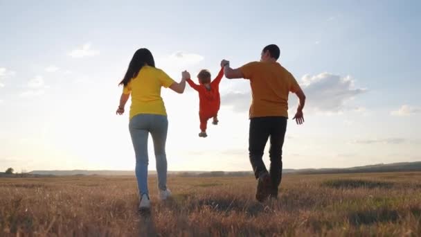 Familia Feliz Padre Un Bebe Juntos Corren En El Parque Al Atardecer Gente En Concepto De Familia Feliz Padre Un Bebe Juntos Corren En El Parque Al Atardecer Gente En Concepto De