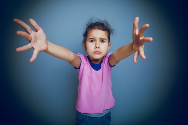 kız çocuk eller için gri bir arka plan üzerinde sorar.